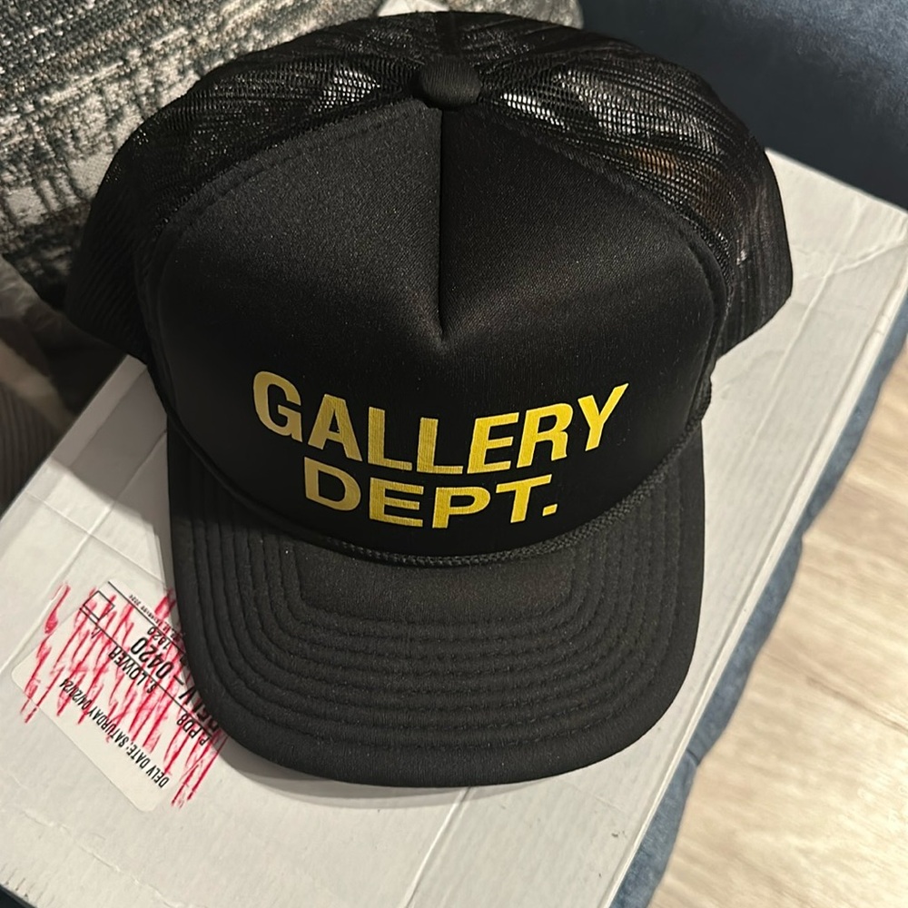 Gallery dept hat